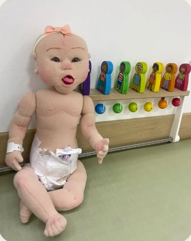 Boneca usada para praticar banho, troca de fraldas e cuidados com o recém-nascido