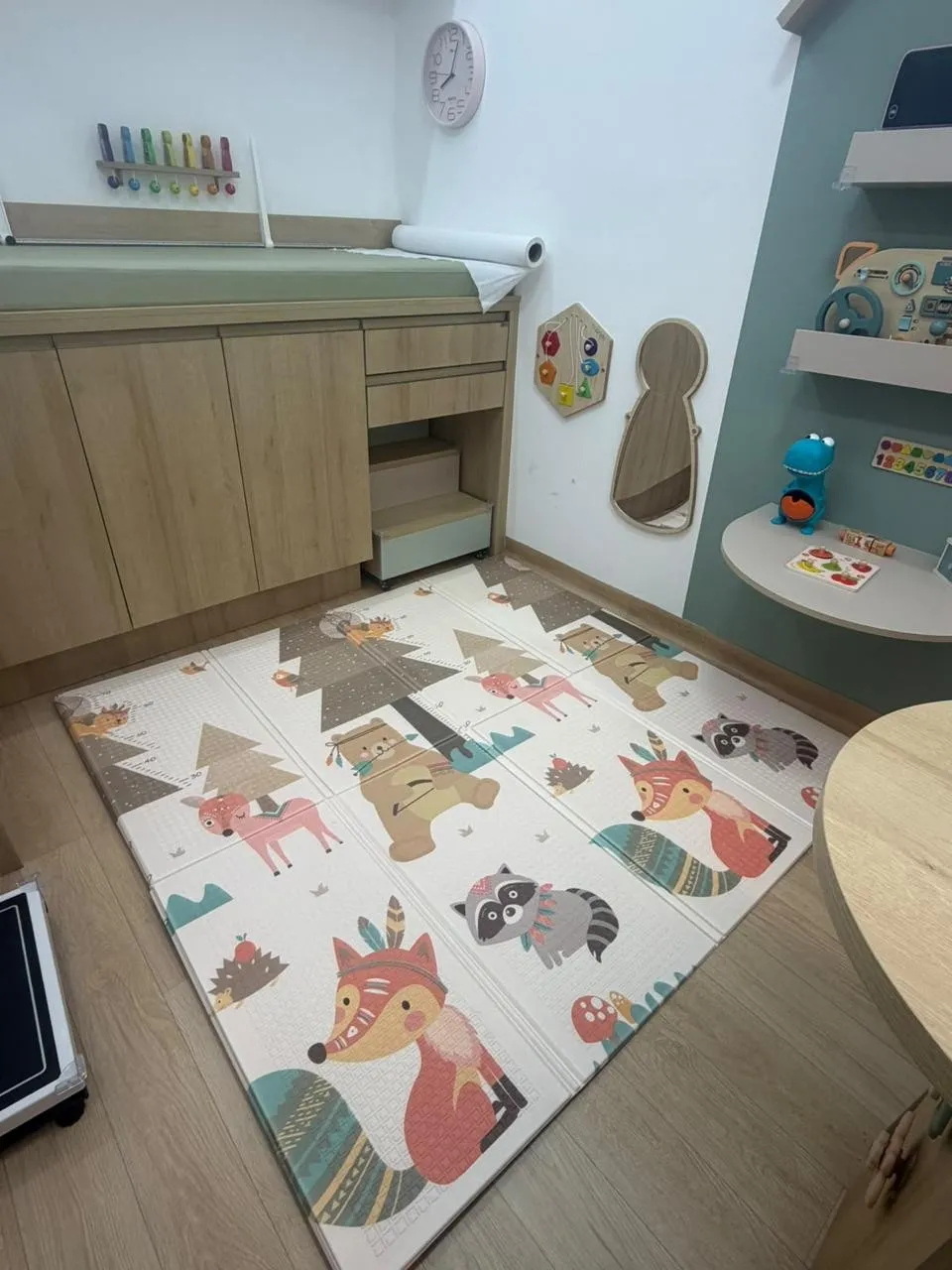 Tapete de brincar com bichinhos da floresta no chão do consultório